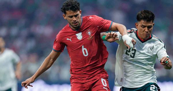Abuchean a la Selecci&oacute;n Mexicana de F&uacute;tbol en su regreso al Estadio Azteca