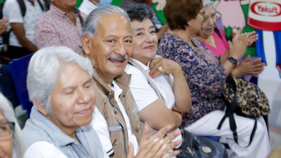 Junto al DIF capitalino, personas adultas mayores visitan empresas