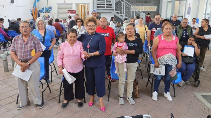 Entrega Tere Alfaro aparatos funcionales a familias de Cuautlancingo