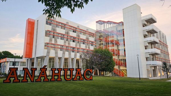 Premian la arquitectura de edificios de la An&aacute;huac Puebla
