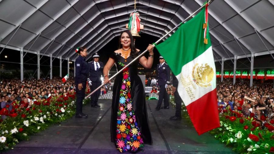 Tonantzin Fern&aacute;ndez da el Grito de Independencia en la Plaza de la Concordia