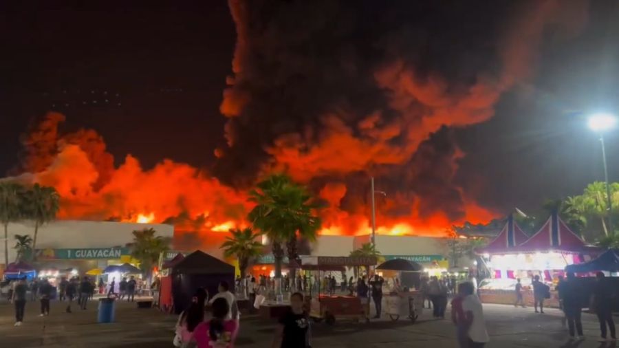 Dej&oacute; cinco muertos incendio en nave de la Feria de Tabasco