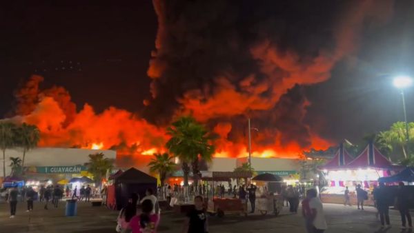 Dej&oacute; cinco muertos incendio en nave de la Feria de Tabasco