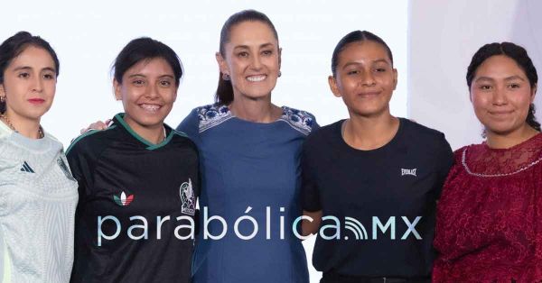 Entrega Sheinbaum a una joven su boleto para la inauguraci&oacute;n del Mundial