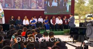 Entrega Armenta pantallas del programa FAM en la Universidad Polit&eacute;cnica de Amozoc