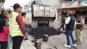Supervisa Chedraui bacheo en colonia Popular Castillotla