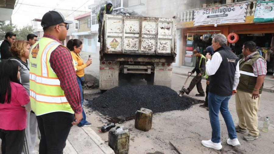 Supervisa Chedraui bacheo en colonia Popular Castillotla