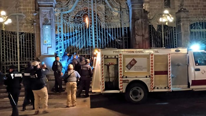 Controlan incendio en la puerta norte de la Catedral de Puebla
