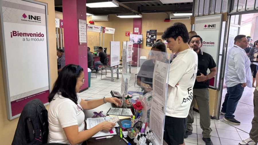 &iexcl;Pero te peinas! &ldquo;Morita&rdquo; tramita su primera credencial de elector