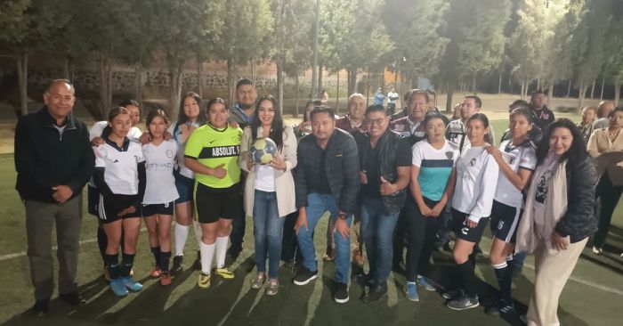Moderniza Tonantzin Fern&aacute;ndez alumbrado p&uacute;blico en la Unidad Deportiva de Cuachayotla