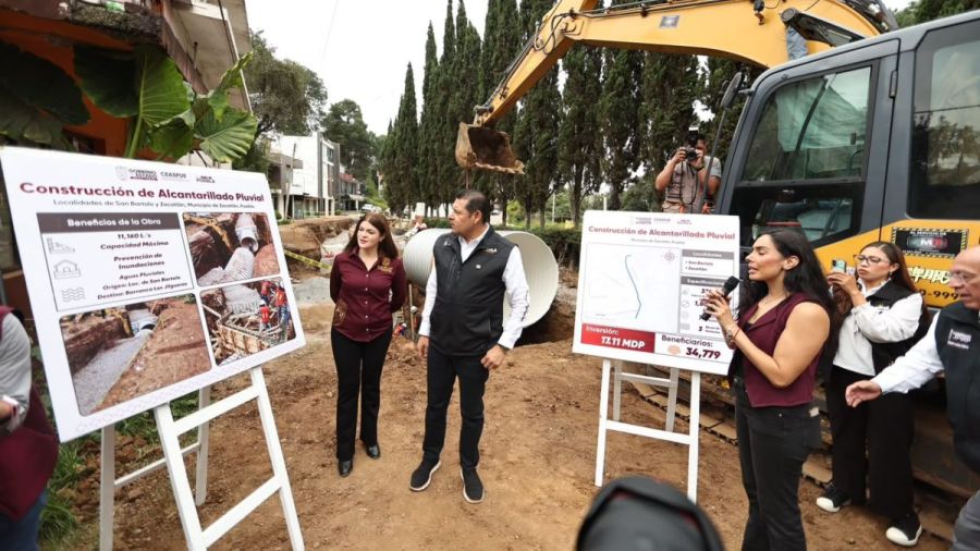 Armenta y Bety S&aacute;nchez supervisan colector pluvial en Zacatl&aacute;n