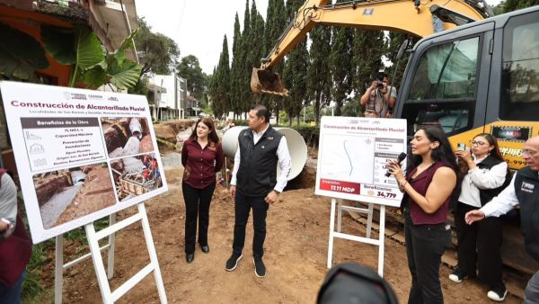 Armenta y Bety S&aacute;nchez supervisan colector pluvial en Zacatl&aacute;n