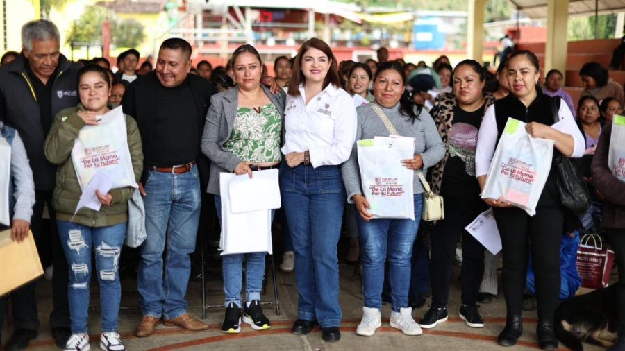 Apoya Bety S&aacute;nchez a estudiantes con &uacute;tiles escolares en Zacatl&aacute;n
