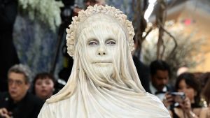 Sorprende Heidi Klum en la alfombra roja de la Met Gala 2026