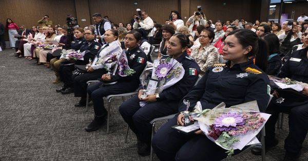 Entregan en el Congreso del Estado el Galard&oacute;n &Aacute;urea a destacadas mujeres