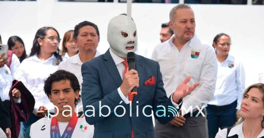 Apadrina "El Hijo del Santo" inicio del ciclo escolar 2026-2027 de UDEP
