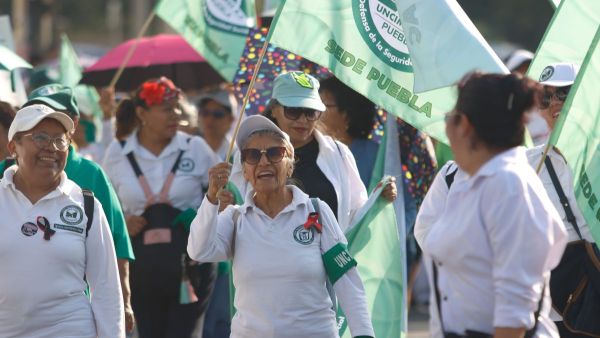 Marchan sindicalizados del IMSS; exigen mayor aumento salarial