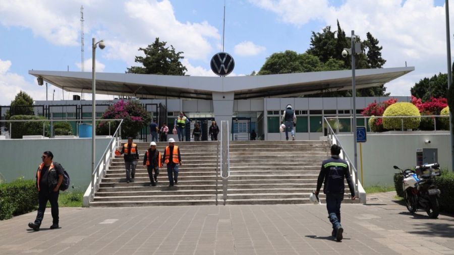 Acepta base trabajadora alza en Volkswagen y conjuran huelga