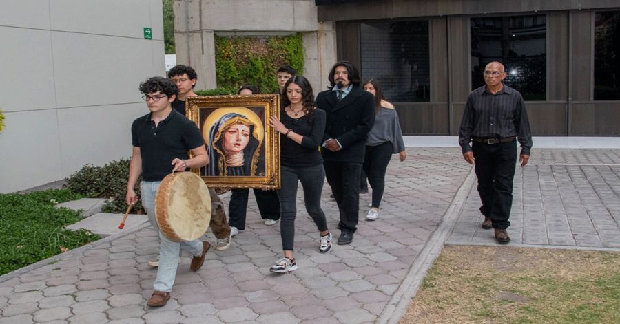 Mantiene Ibero Puebla viva la tradici&oacute;n con el altar de Dolores