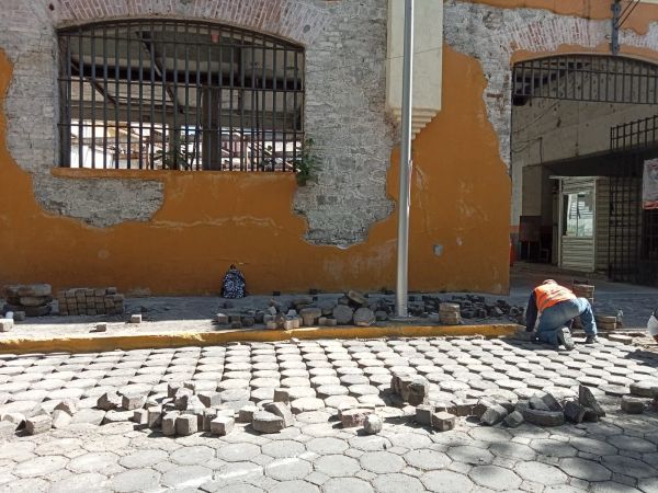 Instruye Pepe Chedraui mantenimiento de banquetas en el Centro Hist&oacute;rico