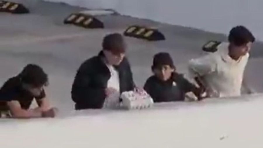 Identifican a dos de 4 j&oacute;venes que aventaron huevos en Lomas