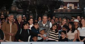 Impulsa Pepe Chedraui Mujeres que Brillan con iluminaci&oacute;n violeta de las fuentes de la ciudad