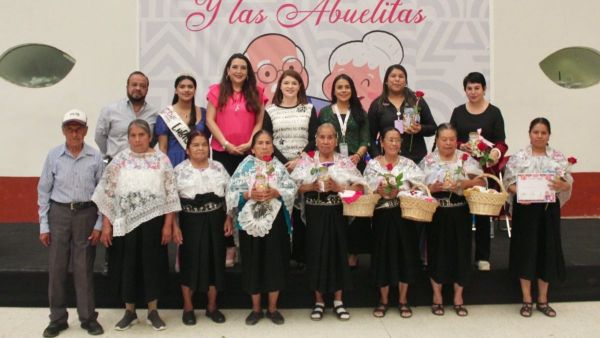 Festeja alcaldesa Bety S&aacute;nchez a las y los abuelitos de Zacatl&aacute;n