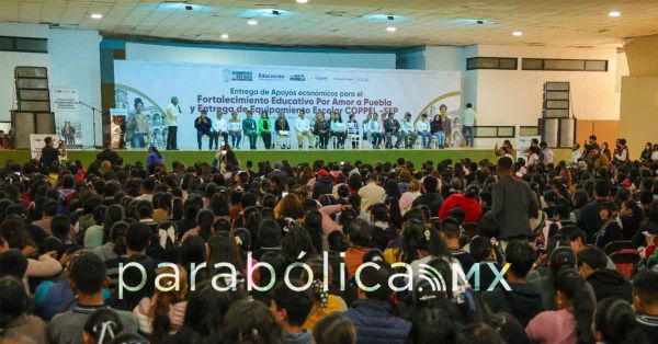 Entrega SEP m&aacute;s de 12 mil becas a estudiantes