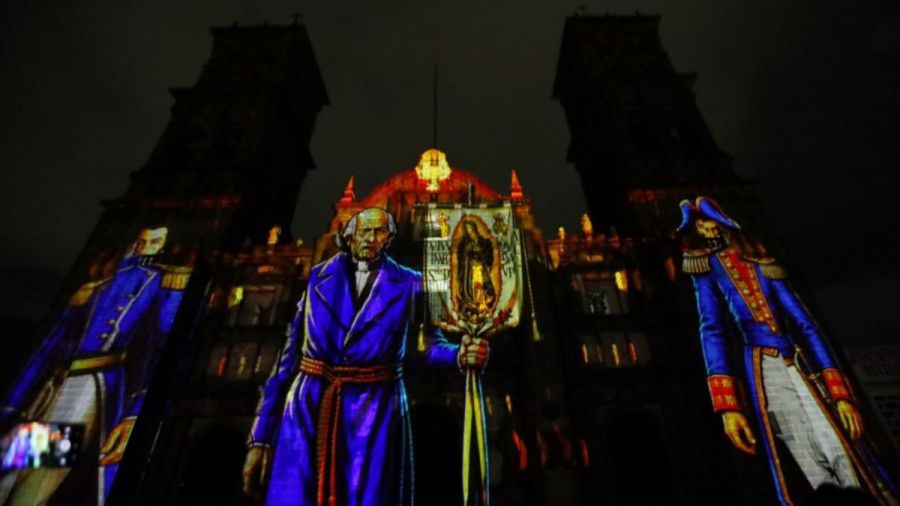 Disfrutan las y los poblanos el Videomapping de Fiestas Patrias
