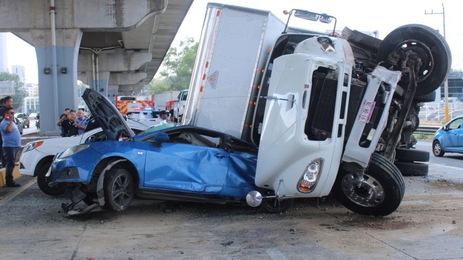 Tr&aacute;iler aplasta a dos autom&oacute;viles en la M&eacute;xico-Puebla