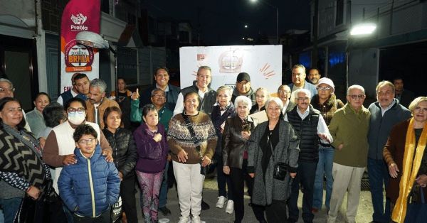 Enciende Pepe Chedraui luminarias modernizadas con LED en Villa Encantada con Puebla Brilla