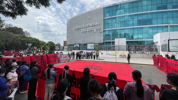 Exigen Normalistas de Teteles liberaci&oacute;n de abogado con manifestaci&oacute;n
