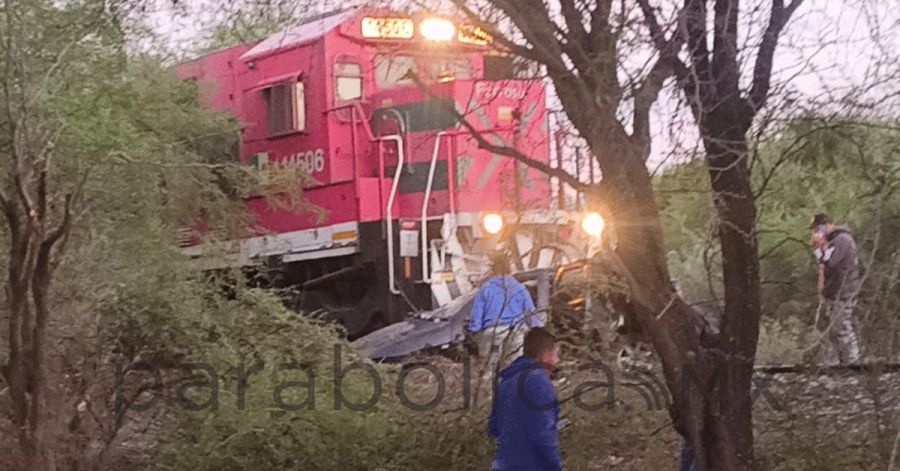 Embiste tren a veh&iacute;culo en Tehuac&aacute;n; hay una mujer muerta y dos lesionados