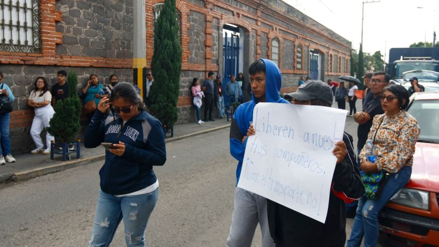 Con marcha, Antorcha Campesina exige liberaci&oacute;n de detenidos