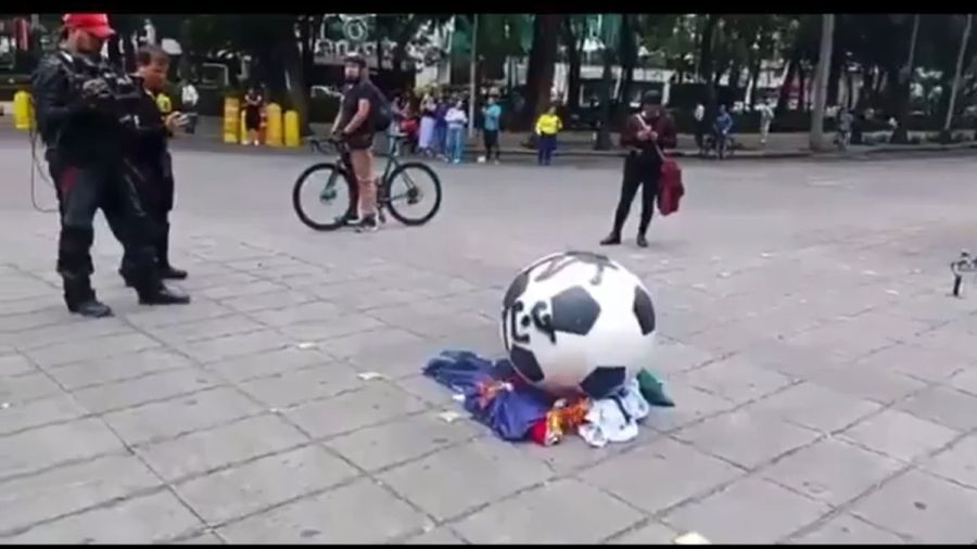 Vandalizan maestros de la CNTE esculturas mundialistas