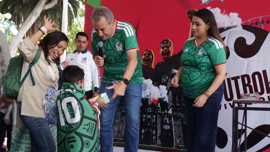 Acude Pepe Chedraui al Megaintercambio de Estampas Mundialistas