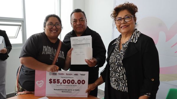 Entregan cheques del programa de Obra Comunitaria &ldquo;Por Amor a Puebla&rdquo;
