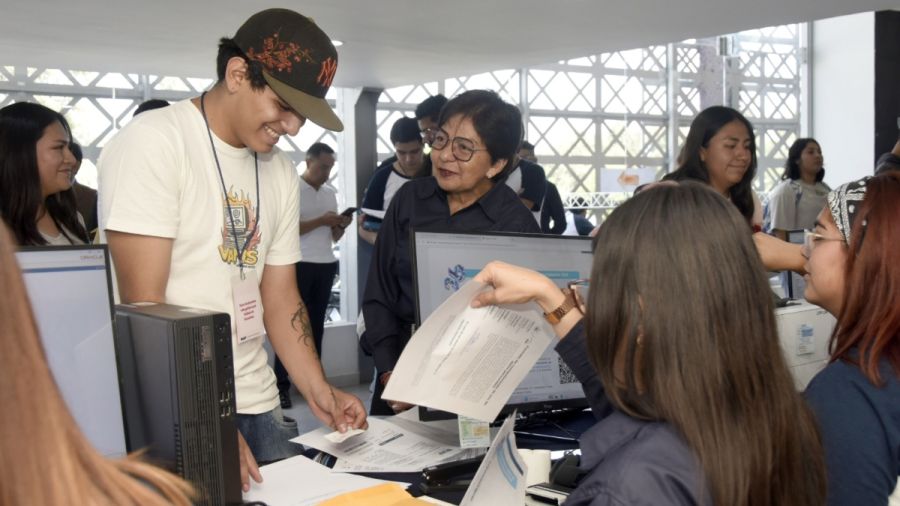 Supervisa rectora de la BUAP proceso de inscripci&oacute;n del nivel superior