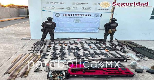 Aseguran autoridades federales en Sinaloa un arsenal en una camioneta