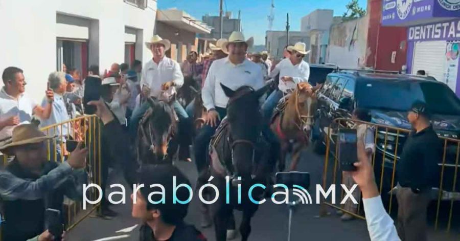 Entrega Armenta apoyos al campo en San Salvador El Seco