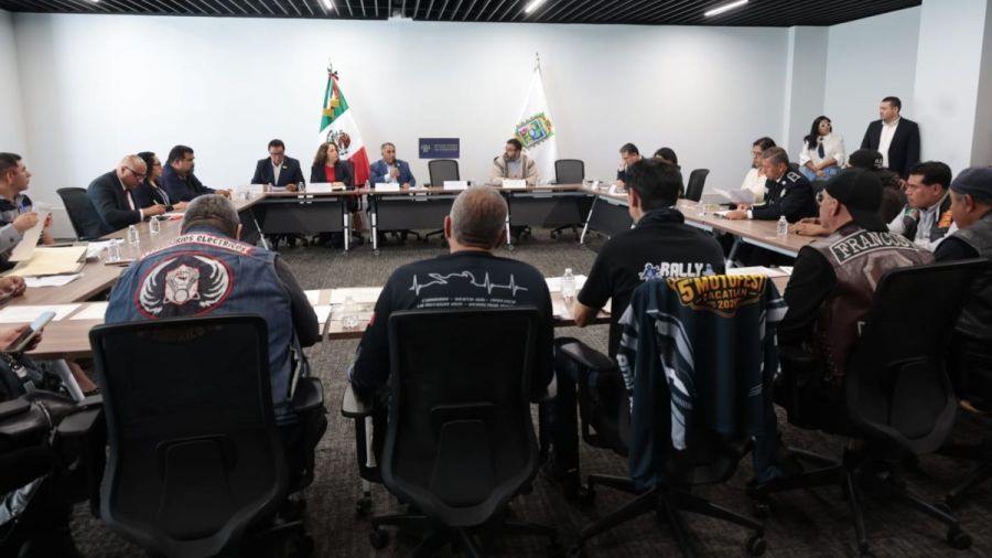 Sigue suspensi&oacute;n de chips en cascos; dialogan con motociclistas