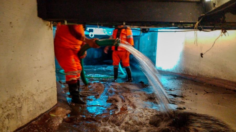 Tras las lluvias, realizan labores de lavado en el Puente de Bubas