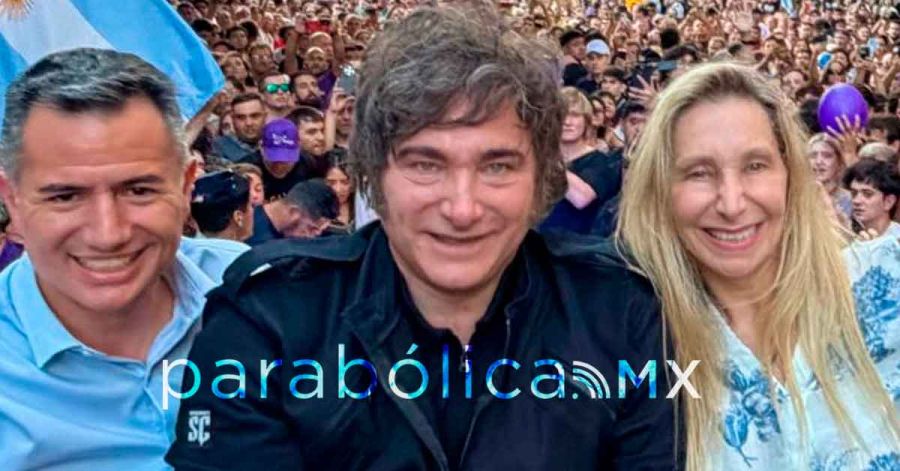 Llega a Milei, pol&eacute;mica por pancarta pol&iacute;tica en el post partido Argentina-Inglaterra