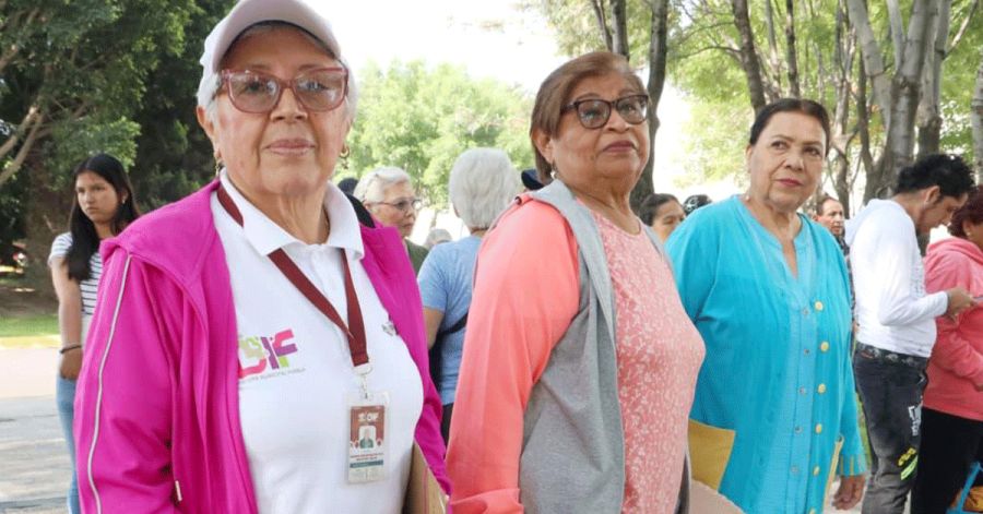 Fomenta DIF Puebla Capital convivencia entre personas adultas mayores y estudiantes universitarios