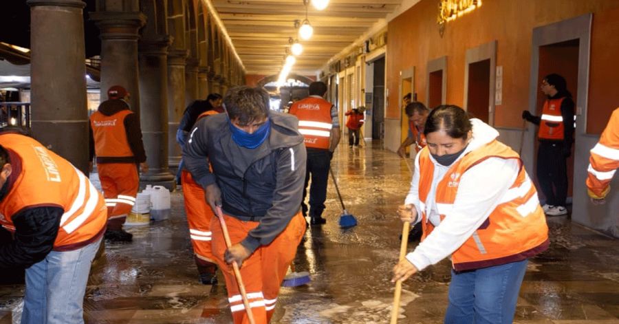 Realiza Gobierno de Pepe Chedraui lavado de portales del Z&oacute;calo de Puebla