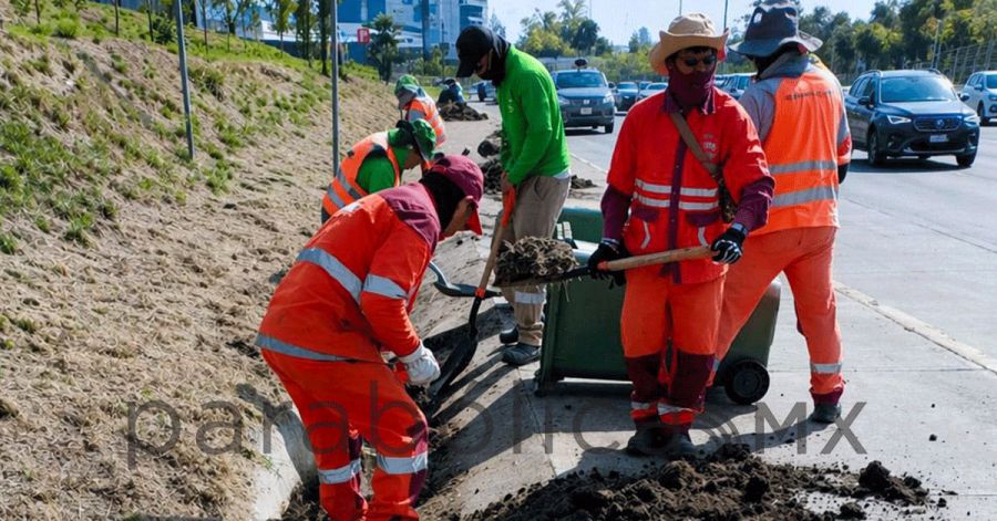 Intensifican limpieza de cunetas en Bulevar Atlixc&aacute;yotl ante temporada de lluvias