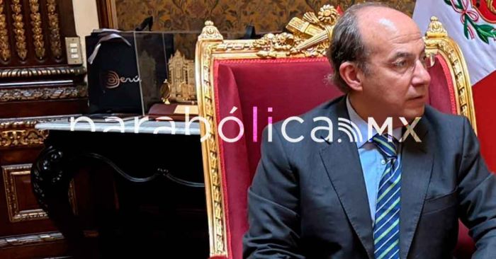 &iexcl;Asesino! Increpan durante foro en Par&iacute;s a Felipe Calder&oacute;n