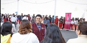 Entrega Omar Mu&ntilde;oz un techado m&aacute;s en Bachillerato Almecatla