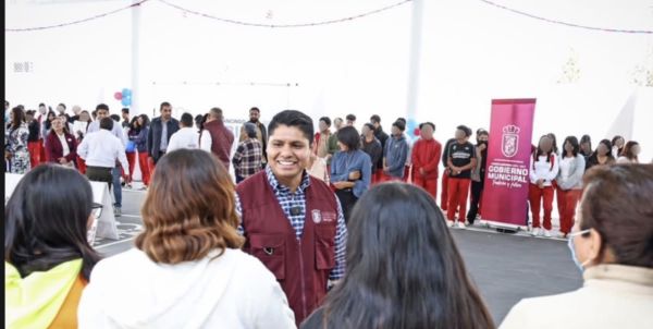 Entrega Omar Mu&ntilde;oz un techado m&aacute;s en Bachillerato Almecatla