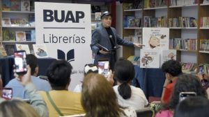 Presenta Mario Iv&aacute;n Mart&iacute;nez cuentos infantiles en la BUAP